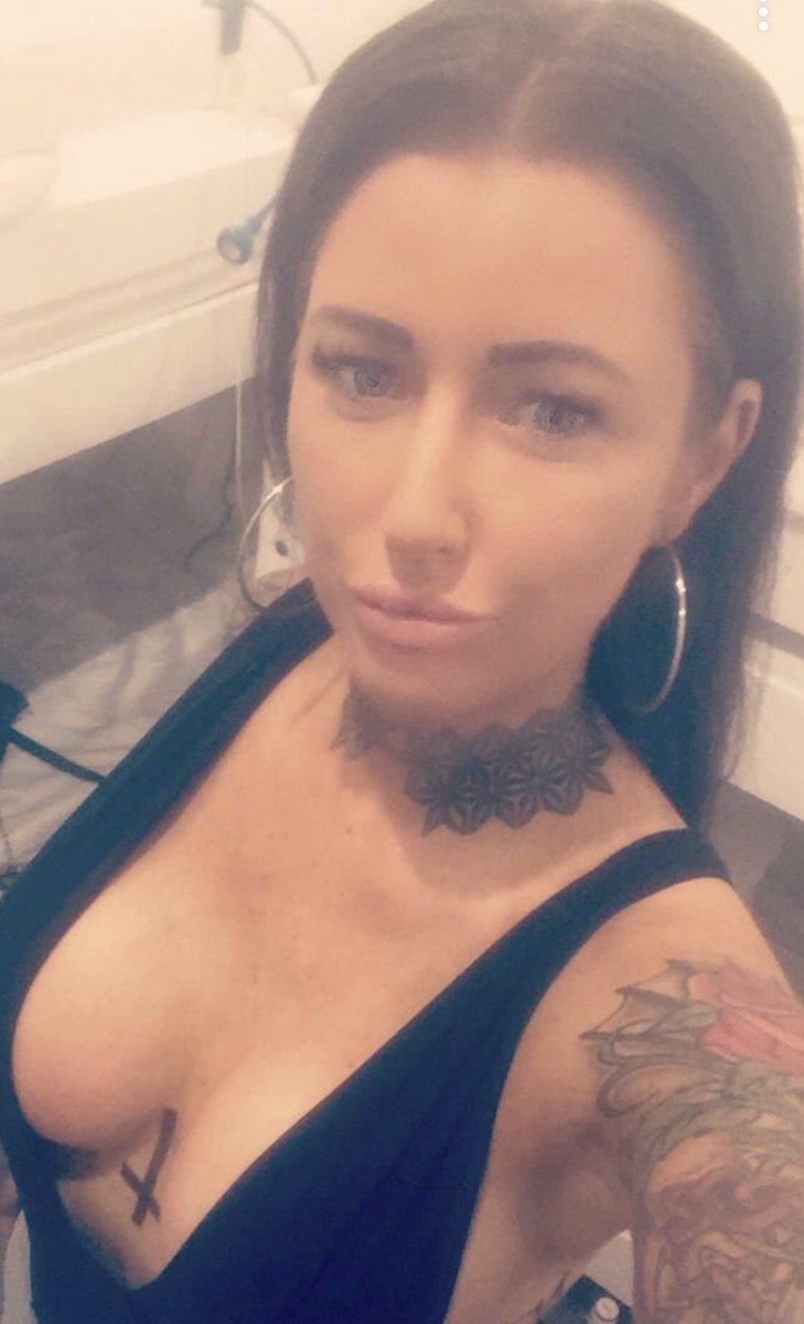 RavenRoxy1's tweet photo. Who’s coming to see me tonight?  Let’s get naked #AdultWork #londongem #naughtyfun #adultcontents #paypiggies https://t.co/tWjvCuzPNA