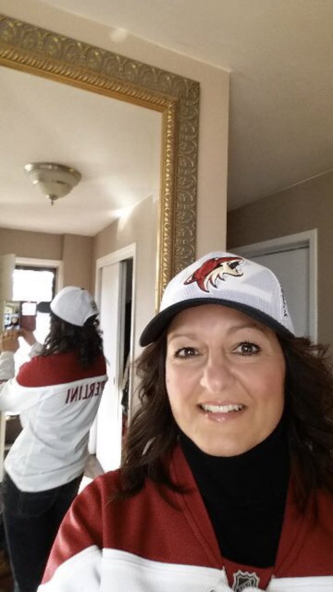 PerliniVicki's tweet photo. HBD @boxster19 @Bubzp11 other mother @ArizonaCoyotes #1fan🎉🎈💐 https://t.co/TZNG1863DV