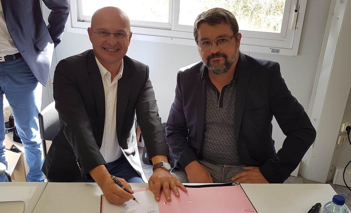 GranitBretagne's tweet photo. Signature de la convention de #partenariat avec la @frtpbretagne (Fédération régionale des #TravauxPublics) vendredi dernier lors de l'A.G @UnicemBretagne.
📷 Franck Legout, Président de l'association #IGGB et François Coville, Président de la @frtpbretagne. https://t.co/4JRx6EBIsL