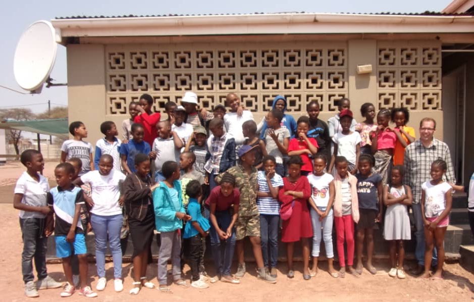Yesterday, we had the pleasure of welcoming Niko Wald of the Dumela Foundation to Step Up. Our #Achievers were attentive and engaged while Niko discussed the work of the foundation and the importance of leadership with them. Thank you for a great visit, Niko! <a href="/dumela_ev/">Dumela e. V.</a>