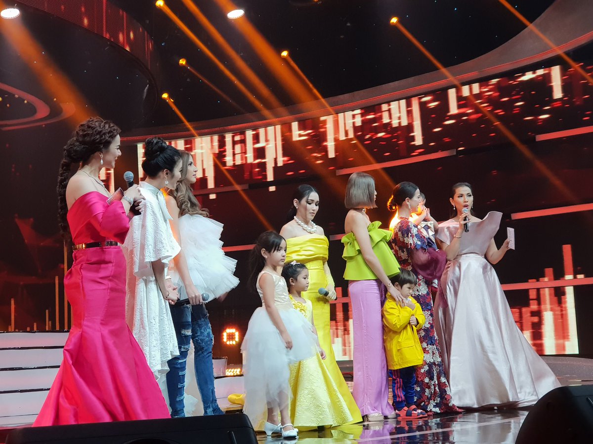 TRANSTV_CORP's tweet photo. Mami-mami kece yang fashionable nih! #HUTInsert15 https://t.co/U1Vb7VwfIp