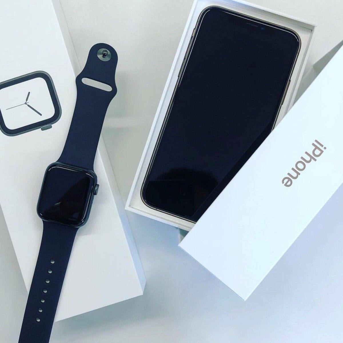 celluhhhhhhhhhh's tweet photo. ⌚️📱🖤
(📷: @roemmo)
#iMore #iMoregram #Apple #iPhone #iPhoneXS #AppleWatch #AppleWatchSeries4 #Series4 https://t.co/NHRiPSUzho