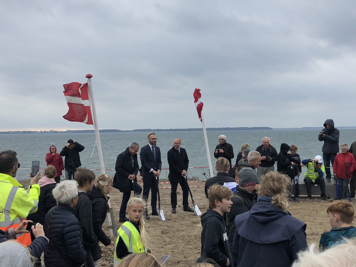 JesperRKri's tweet photo. Et lille skridt for #Storstrømsbroen og et stort skridt for #Fremtiden. Spadestikket er taget! #FasteForbindelser skaber vækst og vækst skaber liv. @TransportNyt #Femern #dktrp #dkbiz #dkpol https://t.co/ygSQBeKbLB