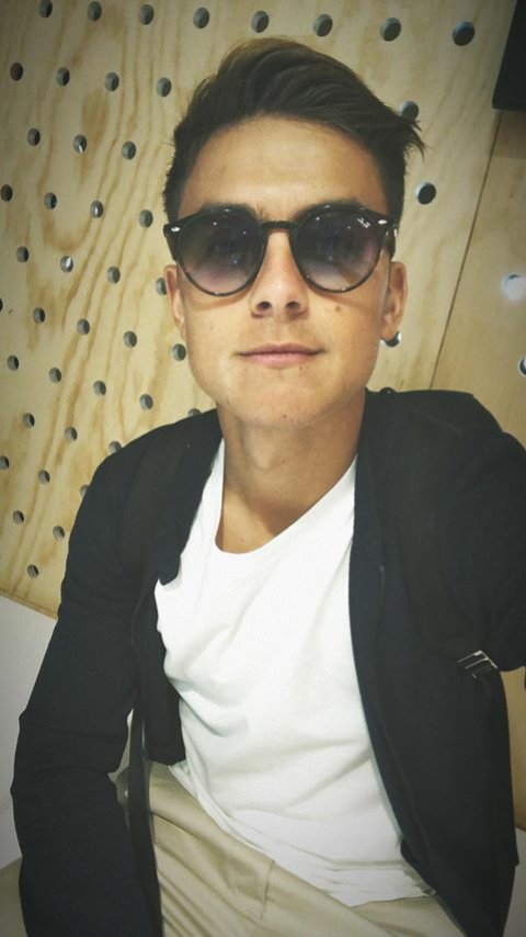 Le daría la vuelta al mundo solo por besar tu espalda😏