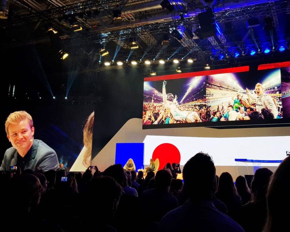 Künstliche Intelligenz, Augmented Reality und Voice-Commerce prägten dieses Jahr die #dmexco18 . Ein tolles Event, bei dem wir hautnah dabei waren – aber lest selbst, welche Eindrücke unsere Kollegin Anja mitgenommen hat: bit.ly/2DAMuzX