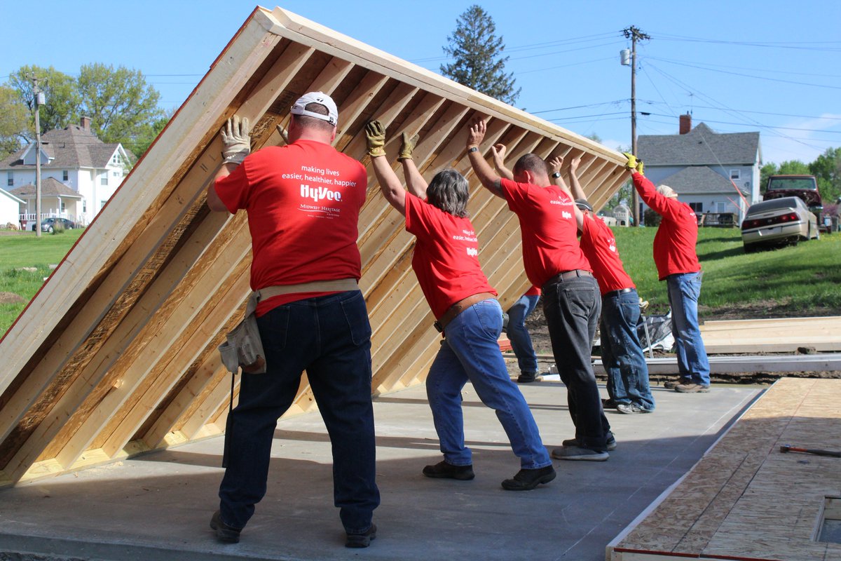 IowaBizCouncil's tweet photo. Housing concerns have been a common topic of discussion during our Vision to Vitality forums this year. Check out how #IBCmember @HyVee is stepping up to address this challenge in Chariton by revitalizing homes in need of repair! #IBCimpacts https://t.co/psBq7Chrt2 https://t.co/Le4RCC9eQV