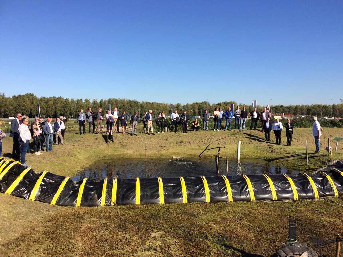 VPdeltaNL's tweet photo. De vereniging van havenmeesters bezoeken Flood Proof Holland om de veiligheid van Nederland te verbeteren.  #kennisdeling #wateveiliheid #waterkeringen #fieldlab #innovatie https://t.co/ceq4qLVfFu