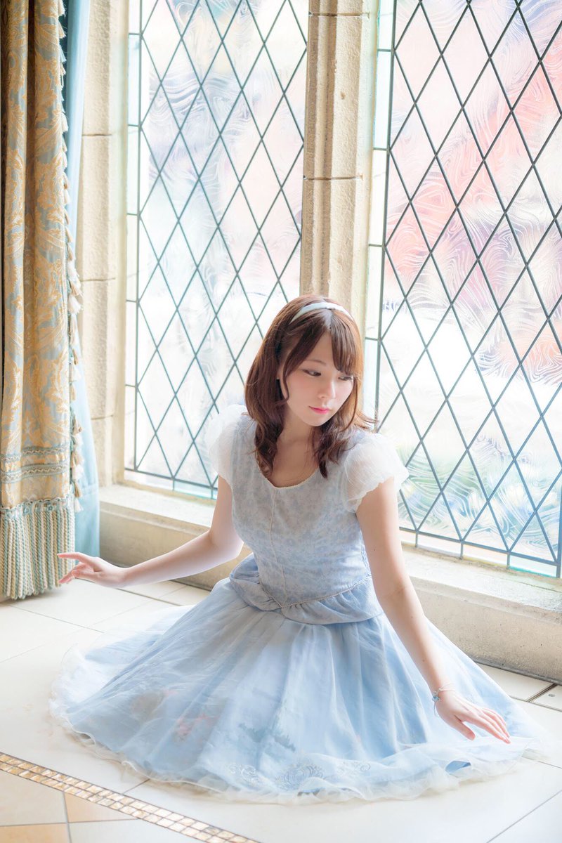 Kahori 大好きなシンデレラのワンピースでお城の中で撮ってもらいました Portrait ディズニー ポートレート Dハロ仮装 Dハロ仮装18 Dハロ シンディ シーハニ Disneyhalloween シークレットハニー Photo By Yuuyuuandyuu さん T Co