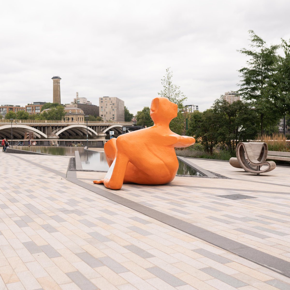 Autumn has arrived but we don’t mind because we’re still strolling around beautiful Battersea with a hot cup of coffee in one hand and some healthy snacks in the other to keep us going! 🍂 #autumnstrolls