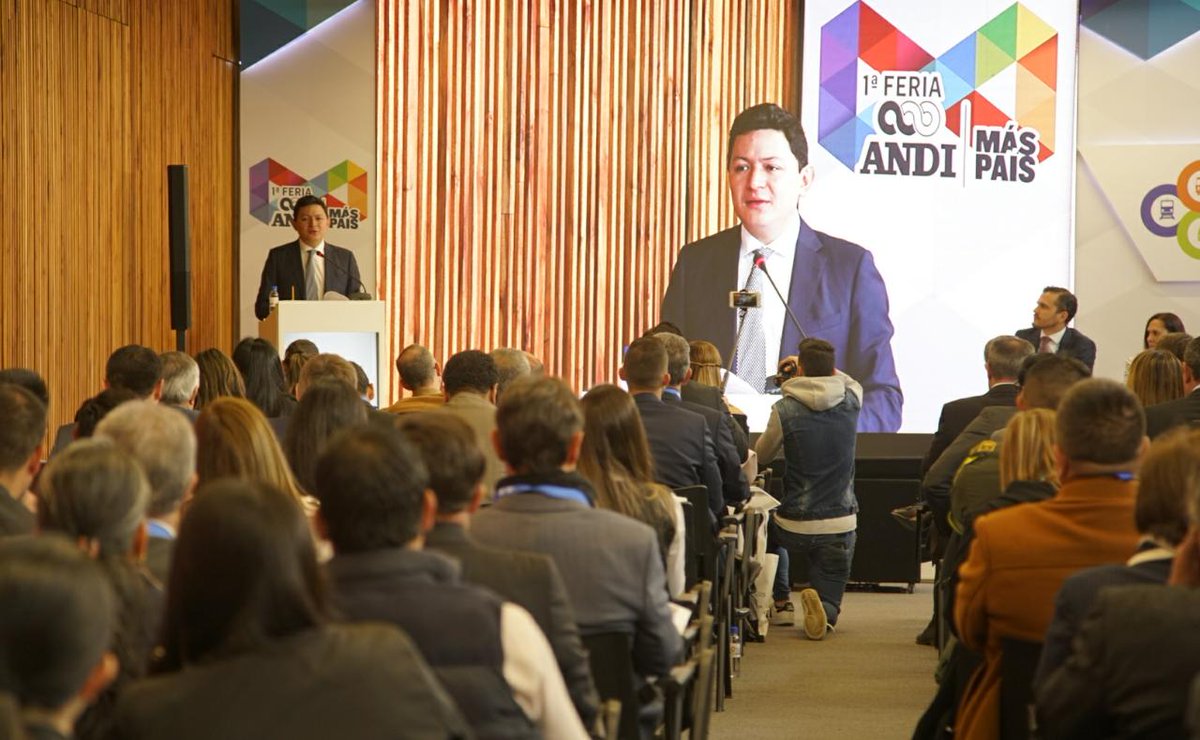 MinTransporteCo's tweet photo. #AEstaHora | El Viceministro de Transporte, @juancamilostos, instala el '8° Congreso de #TransportePasajerosANDI'. Evento que tendrá como ejes la seguridad vial, la innovación y competitividad. https://t.co/FbQcgyuMAE