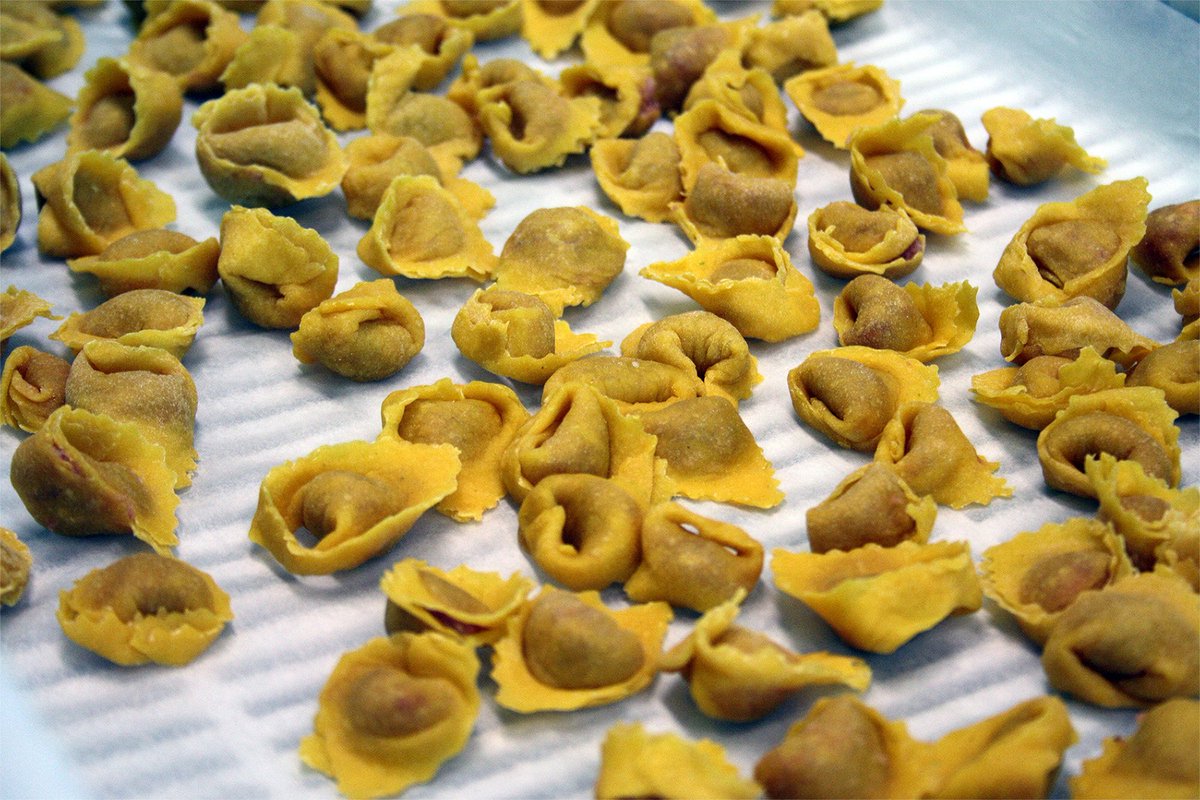 Alma_School's tweet photo. In #Almaschool gli allievi de #Ilcuoco hanno imparato l’arte della #pastafresca dalla migliore maestra dell’#EmiliaRomagna: Rina Poletti https://t.co/GpaGYk2R0g
