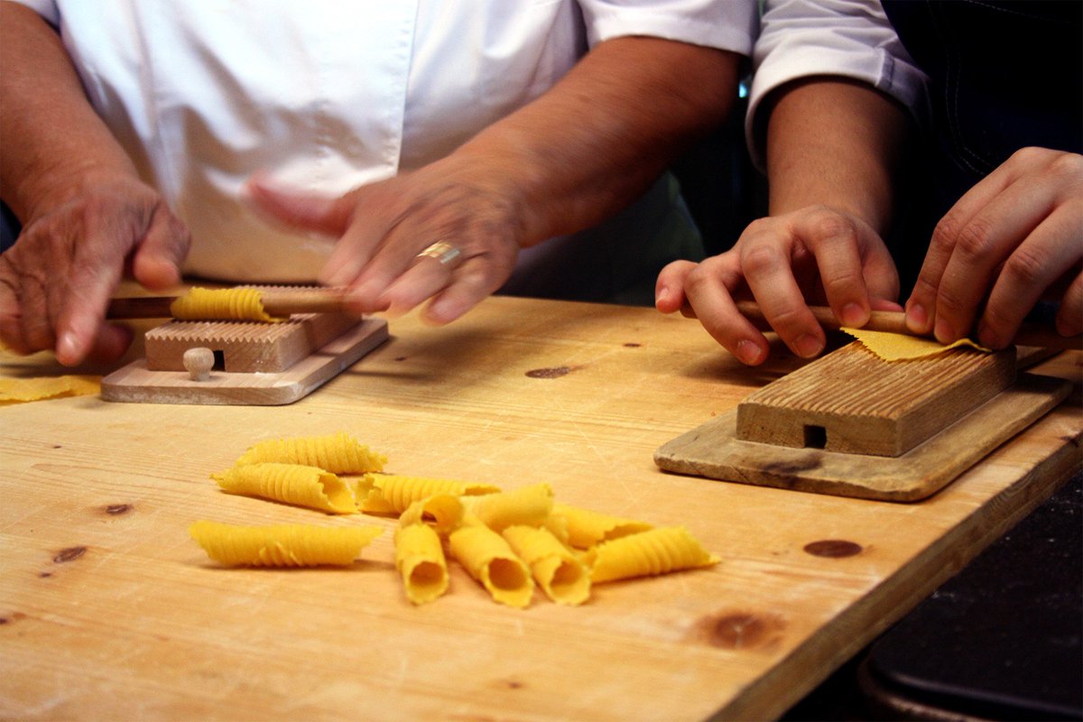 Alma_School's tweet photo. In #Almaschool gli allievi de #Ilcuoco hanno imparato l’arte della #pastafresca dalla migliore maestra dell’#EmiliaRomagna: Rina Poletti https://t.co/GpaGYk2R0g