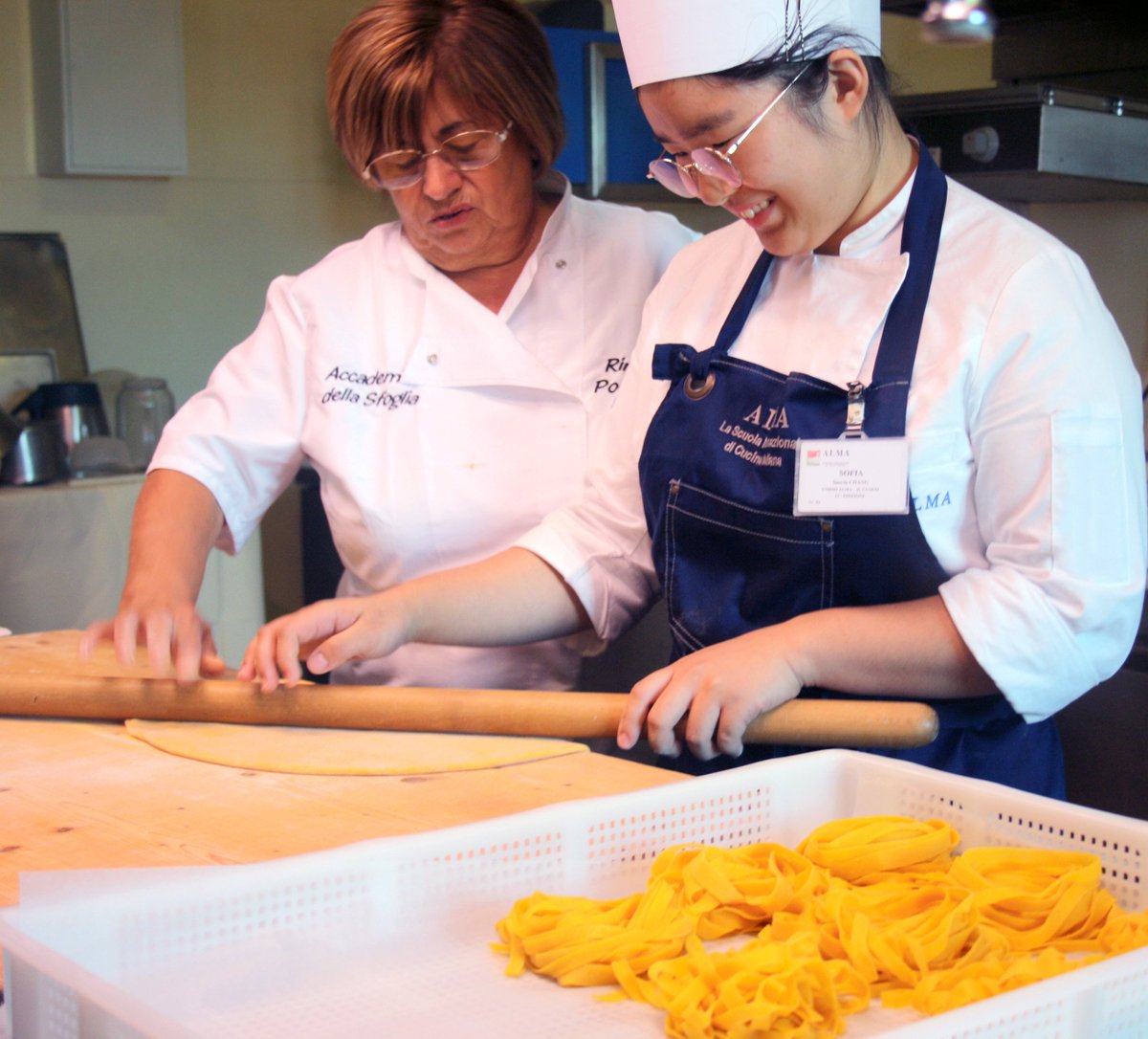 Alma_School's tweet photo. In #Almaschool gli allievi de #Ilcuoco hanno imparato l’arte della #pastafresca dalla migliore maestra dell’#EmiliaRomagna: Rina Poletti https://t.co/GpaGYk2R0g