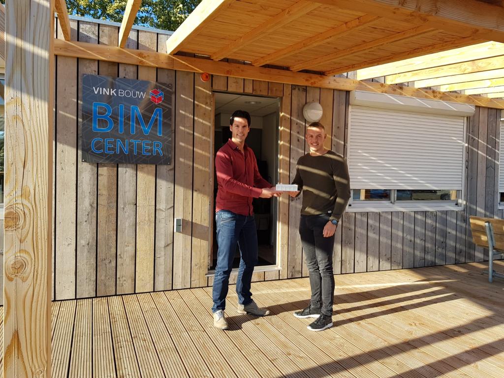 Wubbenchan's tweet photo. Mike Wubben overhandigt namens Wubben.Chan engineering een #3Dprint van het nieuwe @VinkBouw BIM Center aan @BoumaErnst. 
Veel succes in het nieuwe innovatieve center! https://t.co/AbvciTllkW