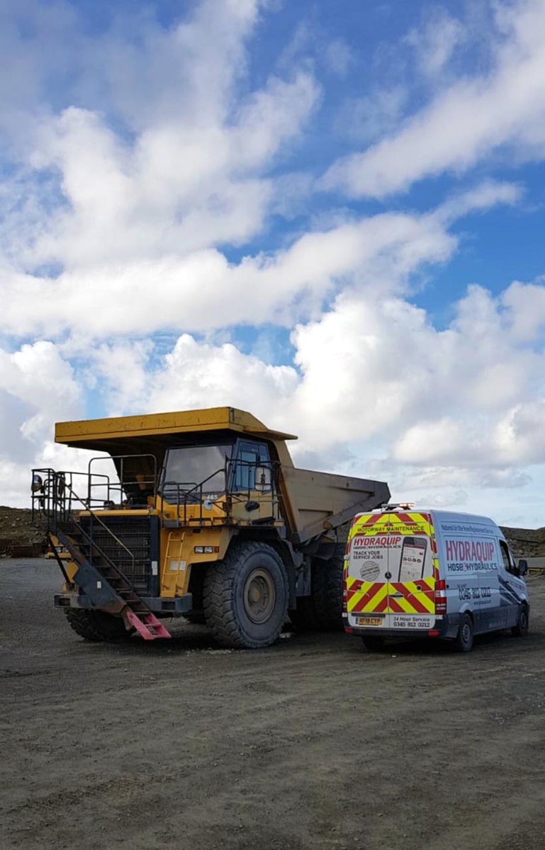 HydraquipHose's tweet image. Some photos from sunny Snowdonia where our engineer replaced a 1.1/2&quot; Manuli 2SN hose c/w flanges on a CAT 465 Dumper. 

Hydraquip are always looking to grow their 24/7 on site hose service, aiming to reach 200 engineers on the road by 2020. #hq2020 #hydraulicrepairs #snowdonia