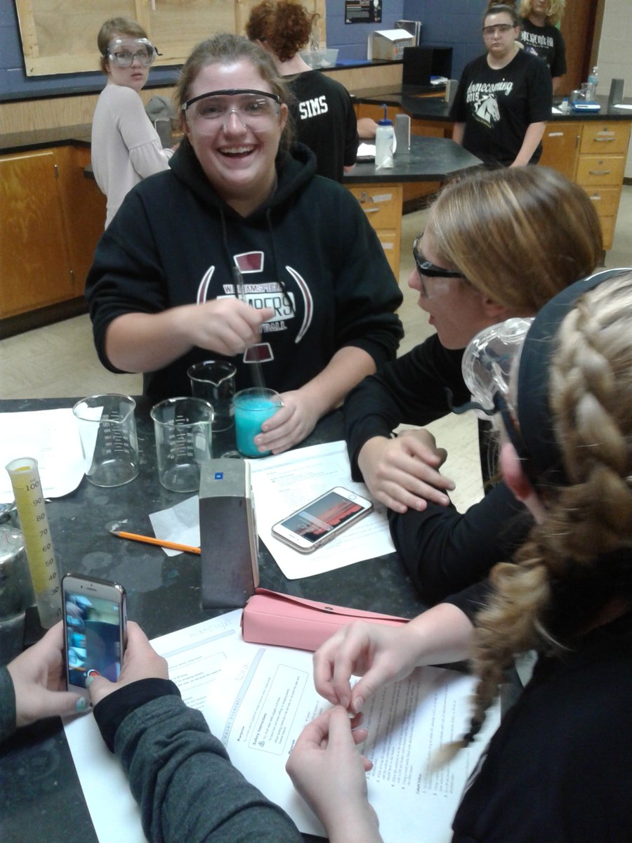 RedeniusScience's tweet photo. Chemistry class using transition metal compounds to make paint! #wearebilltown https://t.co/2pao7Pogcv
