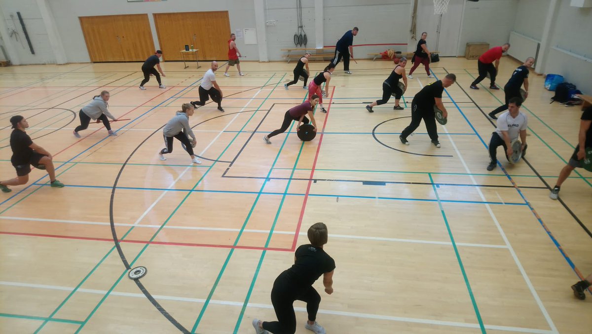 JenniPuputti's tweet photo. Levyjumppa se valmentajatkin opinpolulla pitää 😊💪 @voimanpolku
#varalanurheiluopisto
#voimanpolku
#VAT8
#levyjumppa https://t.co/nGpgJuyJII