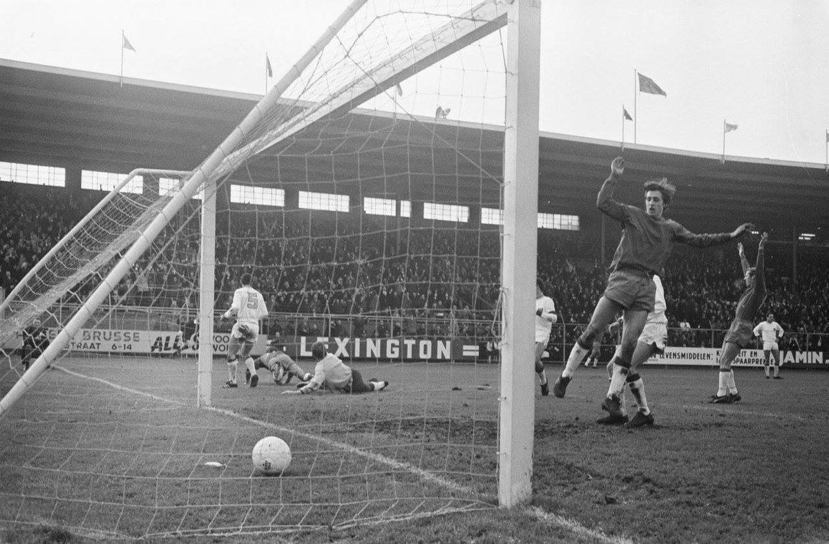 OldFootball11's tweet photo. #IngeDanielsson scores in the match between #Ajax and #GoAheadEagles (4-3) at stadium #DeMeer in 1969.
#ajagoa #ajagae 1968/69
📷 Eric Koch / Anefo. https://t.co/brfofmgtM8
