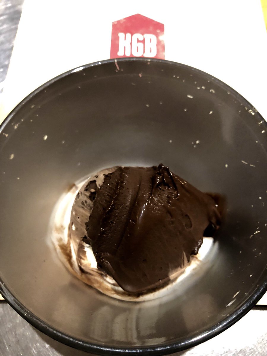 Remealsurdelsur's tweet photo. Eres muy chocolatero? pues este es tu helado.
Helado  de tarta de cerveza negra @CervezaVictoria  otra incorporación en la carta de postres de @KGBmalaga con la colaboración de @HeladosIceberg https://t.co/vTYFSIpApj