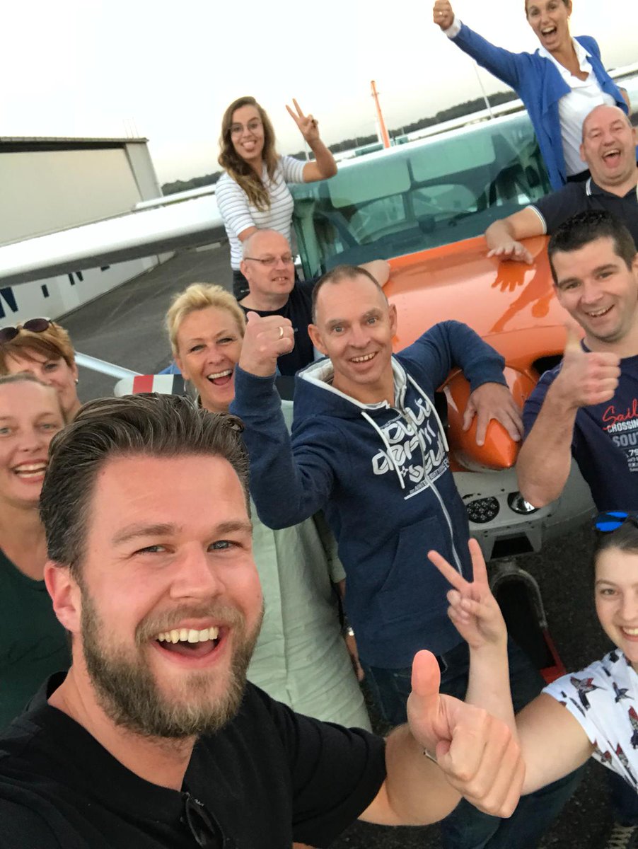 Ton, Rob en Joep bedankt voor de onvergetelijke vliegdag die we hebben mogen hebben op de EAC-m met alle collega's van <a href="/DVPD/">DeVriesProjektDesign</a> ! Enne.. Ronald bedankt voor de Victor Hotelletjes  (vette hap) !
#vliegen #piloot #DVPD #genieten