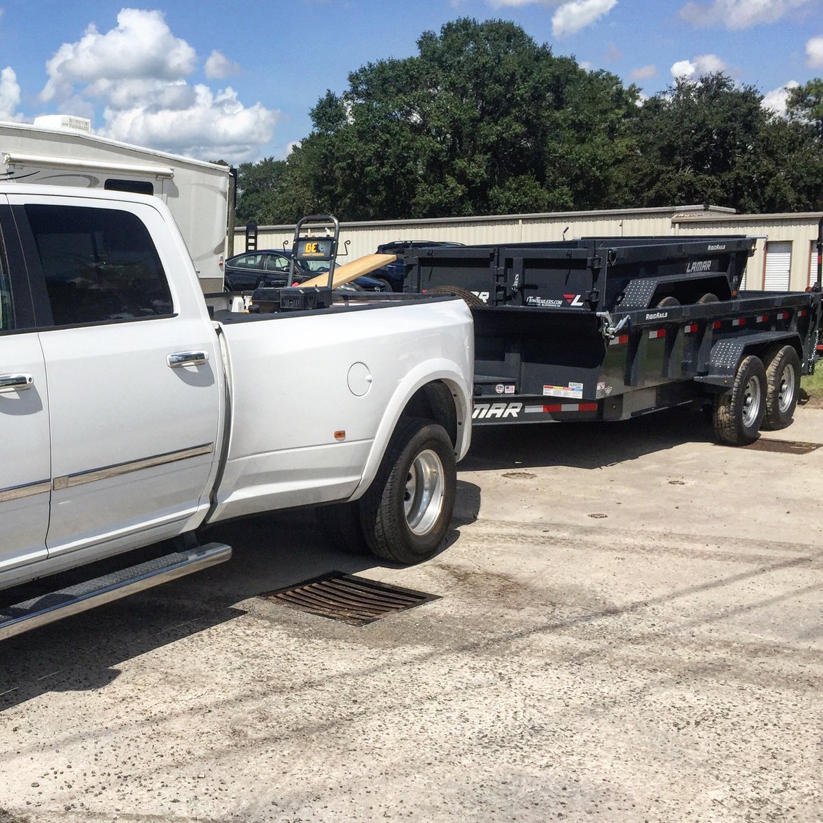 iTowTrailers1's tweet photo. CHECK OUT THIS SETUP! 😱
Riverwood Management, LLC of St. Marys, GA is hauling TWICE as much for less! Enjoy those Lamar dump trailers! 🤗
. 
#dumptrailer #lamar #trailer #heavyduty #sold #dump #lamartrailers https://t.co/D0jp3RcwSZ