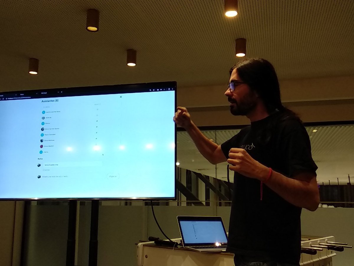 CodingCarlos's tweet photo. "No te imaginas todo lo que aprendo cada vez que hablo con un diseñador" - @tulinmola, CTO de @Bodyla en el Critique del #CampusDesignClub en @CampusMadrid https://t.co/ELbvGg7hsC