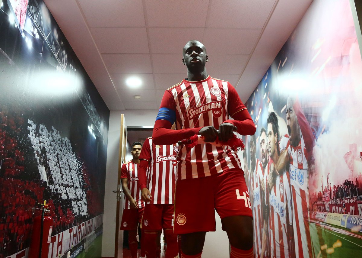olympiacosfc's tweet photo. Captain mode 🔛🔴⚪️
#olympiacos #greekcup #OlyLev #YayaIsBack #captain @YayaToure https://t.co/HimmYX9N2r