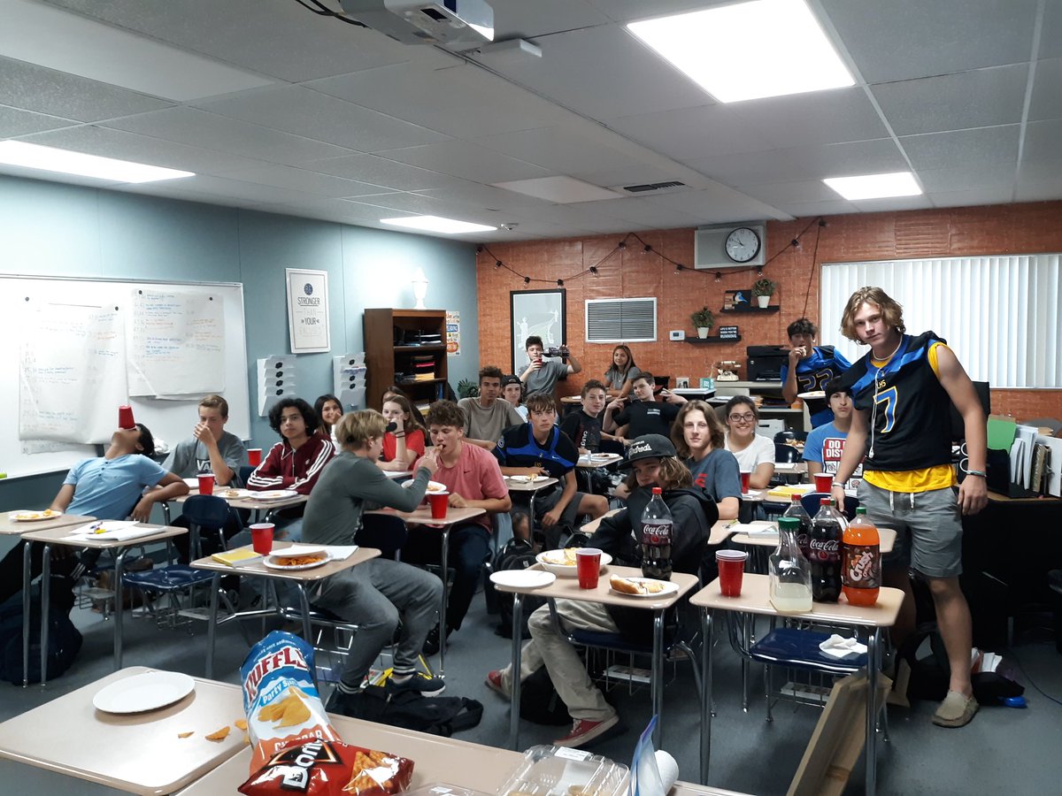 hoppethoughts's tweet image. Sophomores bringing the imagery and details from the novel to real life eatin' !! "L" for Lily! Thank you, @suemonkkidd , for The Secret Life of Bees! #thirdperiod