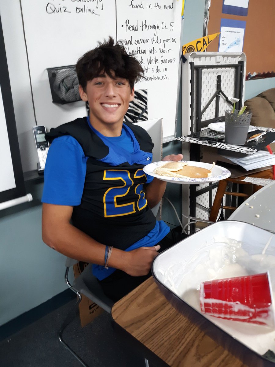 hoppethoughts's tweet image. Sophomores bringing the imagery and details from the novel to real life eatin' !! "L" for Lily! Thank you, @suemonkkidd , for The Secret Life of Bees! #thirdperiod