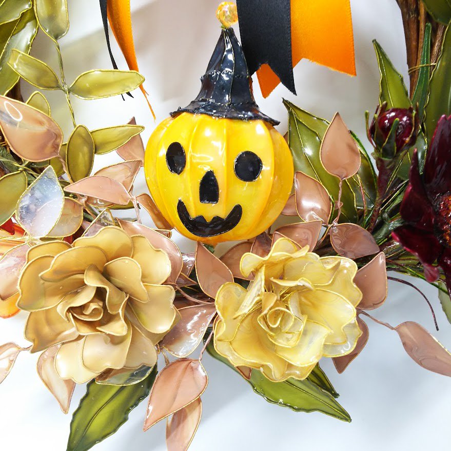 sumire_dipart's tweet photo. ハロウィンにはこれまであまり馴染みがなかったのですが、みなさん楽しそうなので、今年は初めて参加してみようと思い立ち✨
アメリカンフラワーでハロウィンリースを作ってみました🍁
うまくできたでしょうか？🤔
#ハンドメイド #アメリカンフラワー #ディップアート
https://t.co/t3N2KgKhj1 https://t.co/Sr6qaFJ2aY