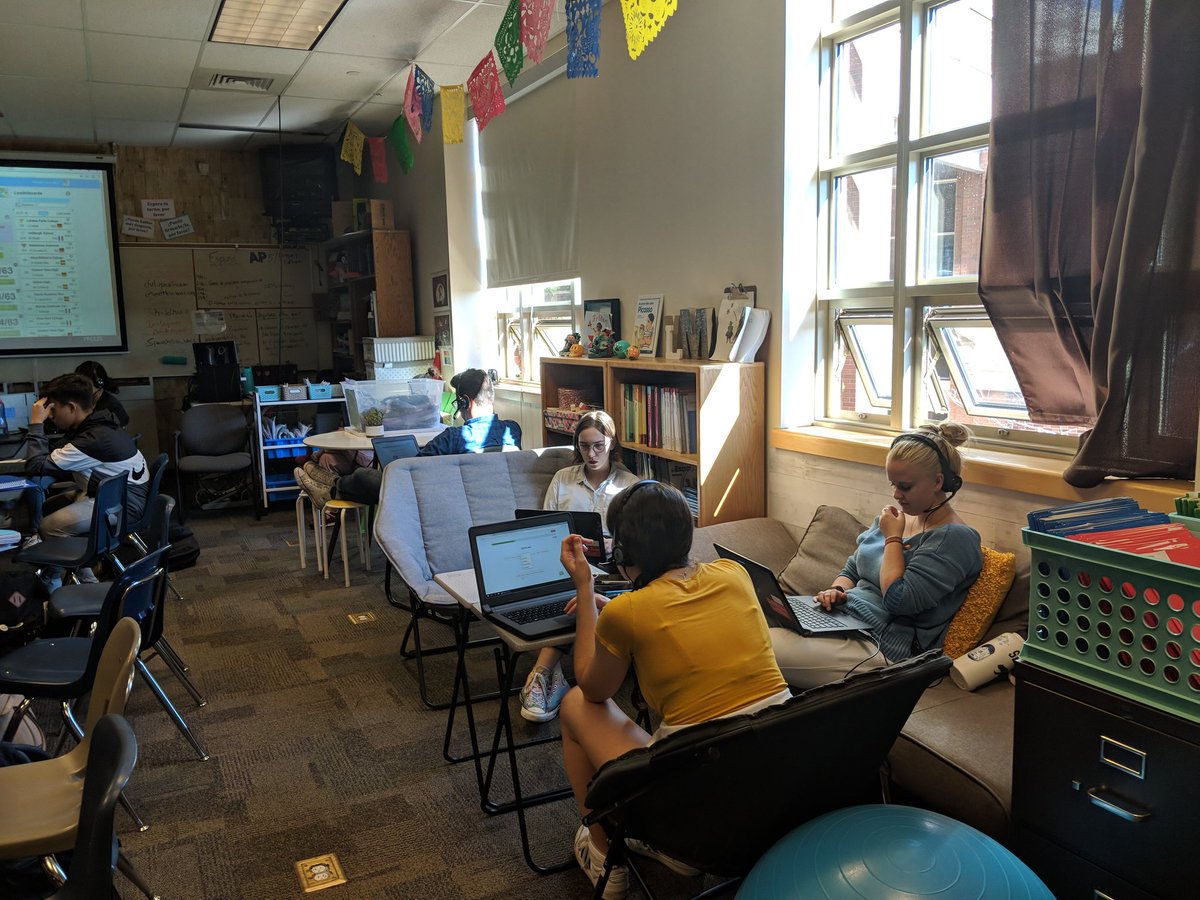 profeLMadrid's tweet photo. #Blendedlearning and #flexibleseating are the best! Students love #ThisIsLanguage and #Seesaw because this websites let them to decide about their own path, time, place and pace to practice the target language🎙️🎚️🎧📲💻⌨️🖱️ #SPSConnects #BLinAction
#ELE #SpanishTeachers https://t.co/708g5KP4mw