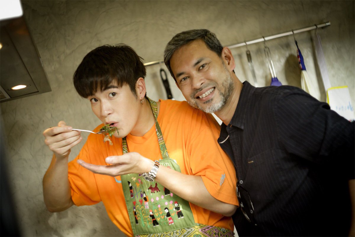 TCholumpi's tweet photo. อาทิตย์นี้ ตีท้ายครัวบ้านสุดหล่อ ที่เข้าครัวทำเมนูรสแซบให้พิธีกรตีท้ายครัวโดยเฉพาะ พร้อมทั้งคุณพ่อคุณแม่ พี่ชาย น้องสาว มันกันครบถ้วน https://t.co/2ktEU64lXF