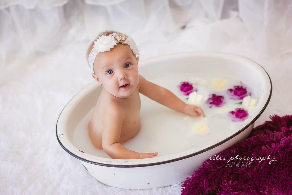 EllesPhoto's tweet image. This precious baby girl just loved her milk bath session! We can’t believe she is already 6 months old!   @FLTripGuides #babyplan #lovethisjob