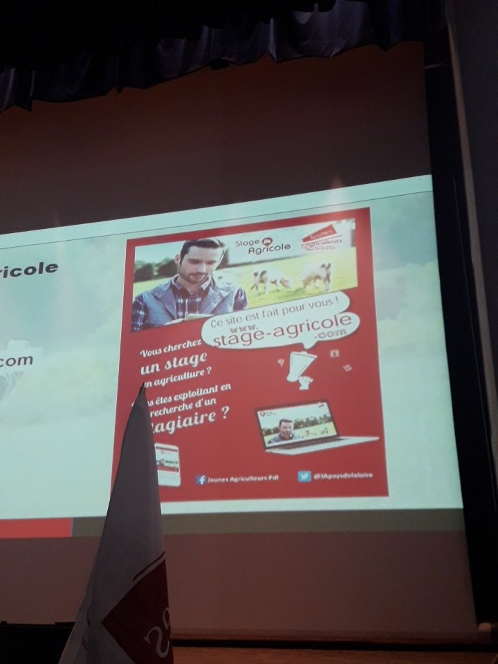 JeunesAgri49's tweet photo. Alexis Roptin @JApaysdelaloire @jeunesagri44 rappelle ce que défend @JeunesAgri sur l'installation et présente les aides associés #stageagricole https://t.co/vzqALgZLSB