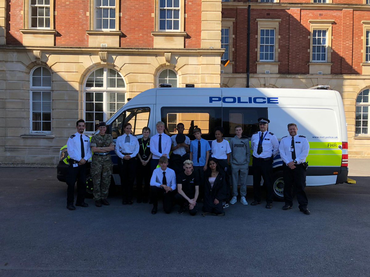 R_Signals's tweet photo. Maj Cameron and Capt Dorling from ATR Pirbright have been at @RMASandhurst today on the #youthleadershipforum where hundreds of school students have been experiencing valuable #leadership training. #education #RMAS @The_Real_McNab @CO_1ATR @BritishArmy https://t.co/RDk8iQxwgR
