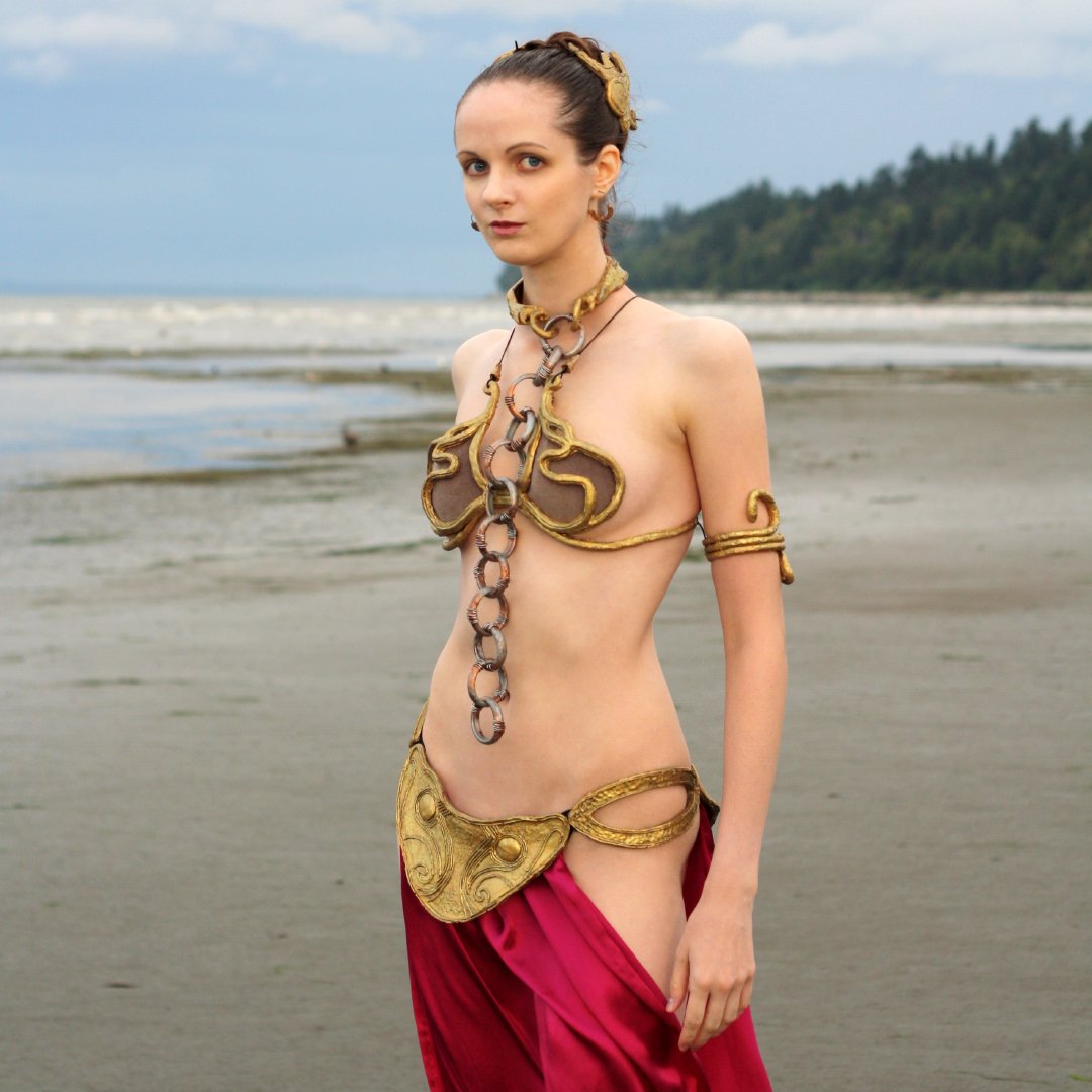 Kris Sayer on Twitter: "Princess Leia's metal bikini outfit: love it or  hate it, one thing that I think must be acknowledge is that it has  practical footwear. Comfy, functional, run-able boots!