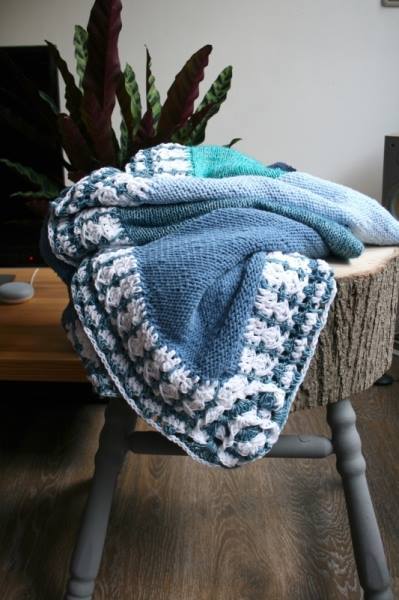 This denim blanket by Luz Patterns has multiple functions. Other than a blanket, a smaller version could also make a proper shawl!

Find the pattern on our website: ift.tt/2zAERFw ift.tt/2N9oxPE