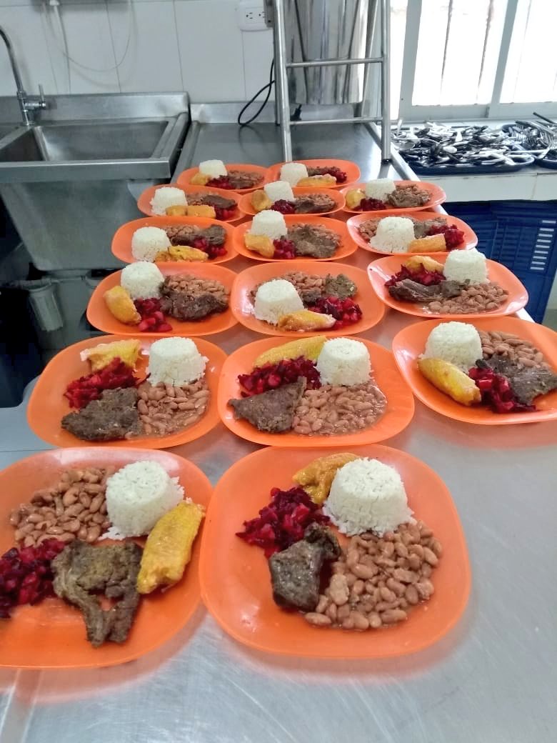 paesantamarta's tweet photo. Con amor y dedicación las manipuladoras de la IED liceo samario preparan el complemento tipo almuerzo para los beneficiarios @EducacionStaMta @AdrianaTru @SantaMartaDTCH @mrafael70 https://t.co/hmjd04ZtrC