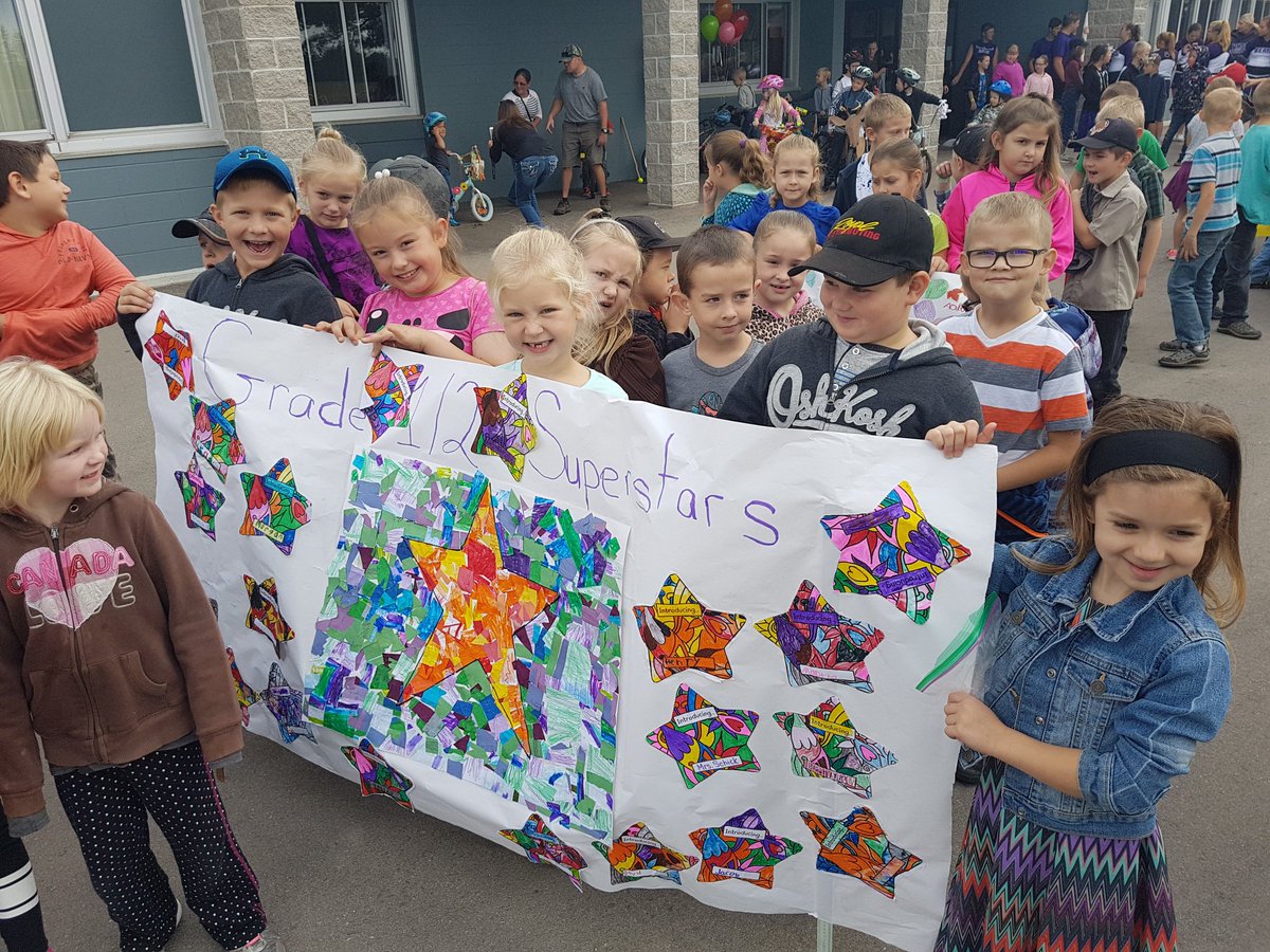 schickjennifer's tweet photo. Houghton fair parade this morning. Another fun fair day! @HoughtonHornets https://t.co/dQ6XaBdECH