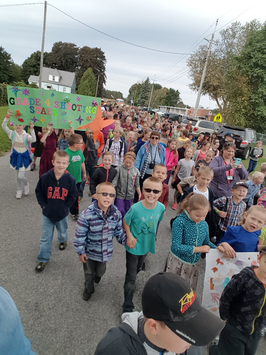 schickjennifer's tweet photo. Houghton fair parade this morning. Another fun fair day! @HoughtonHornets https://t.co/dQ6XaBdECH