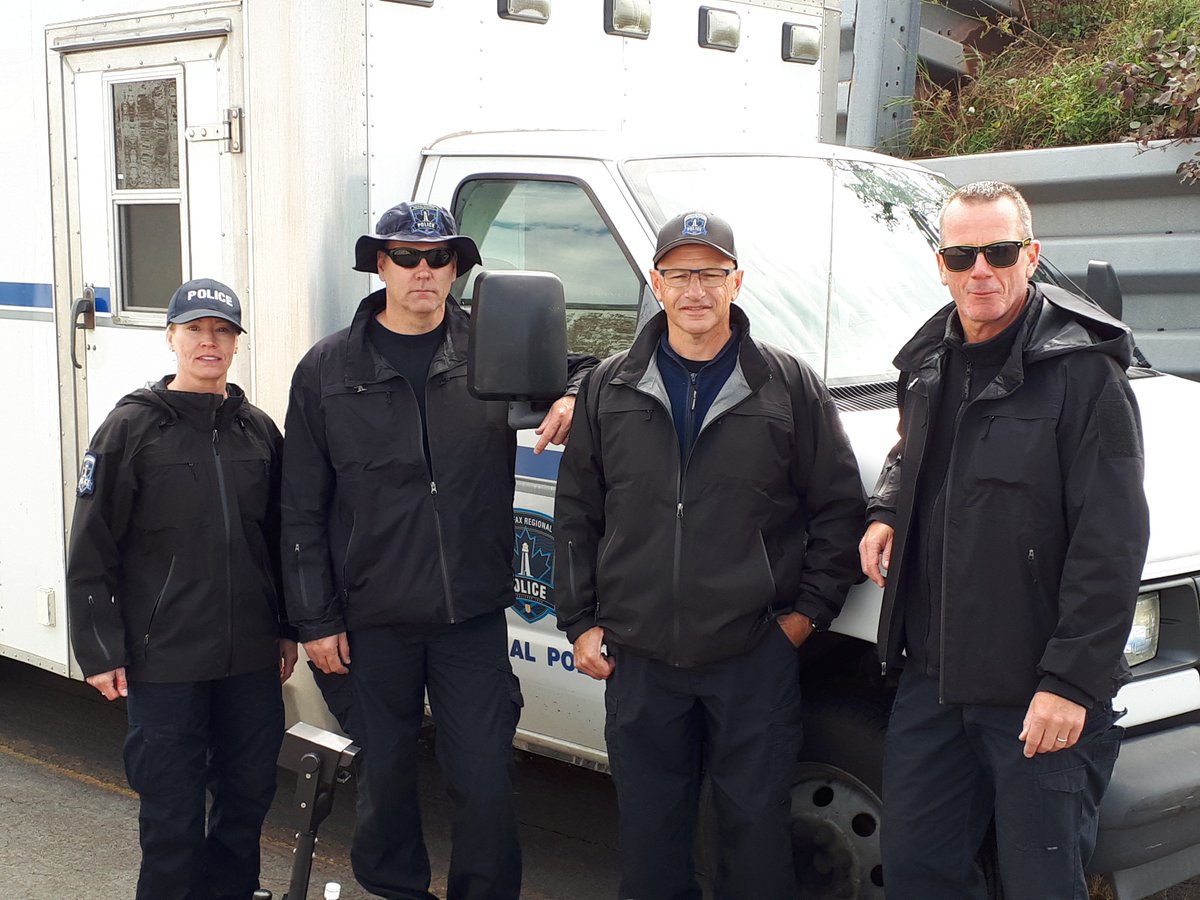 HfxRegPolice's tweet photo. A few of our officers traveled to PEI for #EODTraining. They're joined by other teams from across Canada, including New Brunswick, Newfoundland &amp; Ottawa. https://t.co/ootyWD1diE