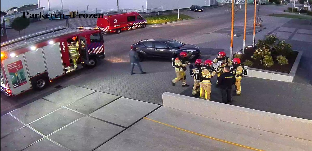 Voor wie dacht dat er iets op ons bedrijf aan de hand was, Vanavond heeft de Brandweer  een oeffening gedraait met het scenario dat er een brand in de technische ruimte was met een aantal slachtoffers.
Geslaagde oeffening en na afloop de mannen  getrakteerd op een warm visje.