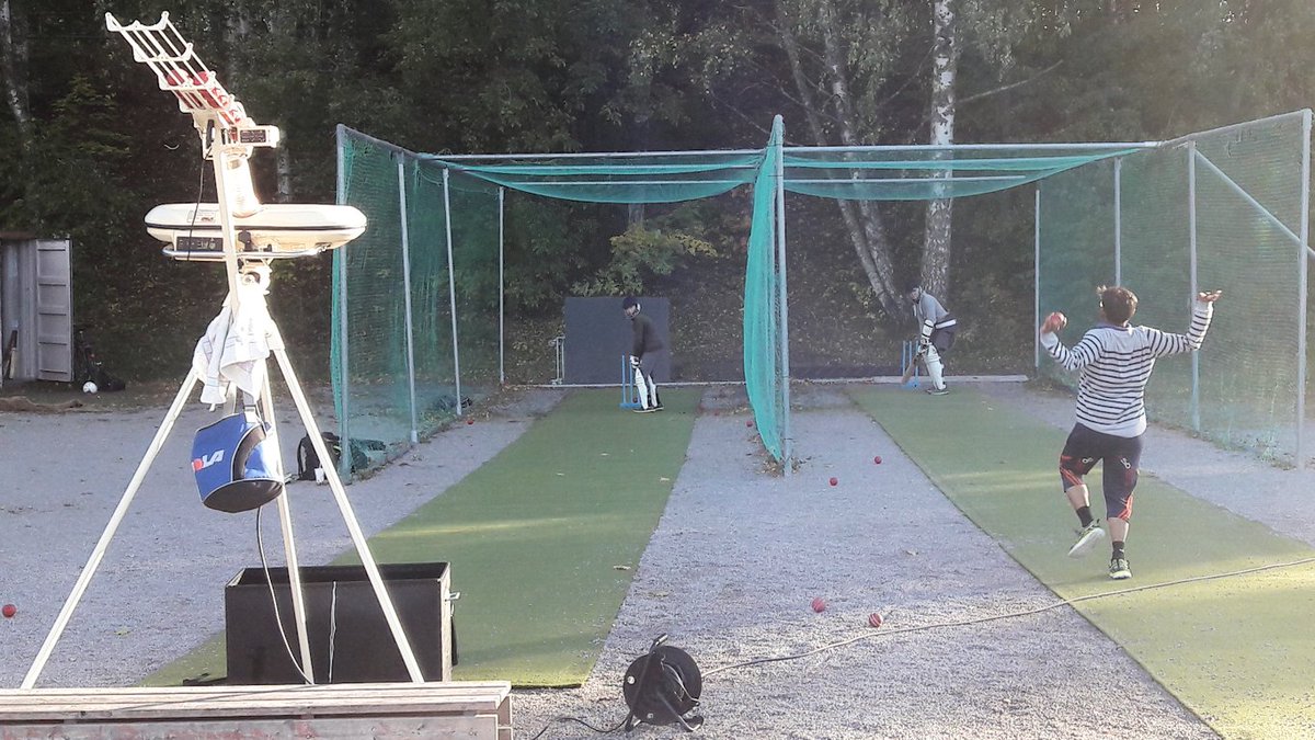 TampereCricket's tweet photo. After a "flood-out" on WED evening, and due to the fine (albeit chilly!) weather βοΈ on THU, #TreCC arranged a last minute net session for some of the keen newcomers. Welcome all, and stay tuned for further sessions! π@TampereUniTech @treliikunta #kriketti https://t.co/1YJJPMAZ5D