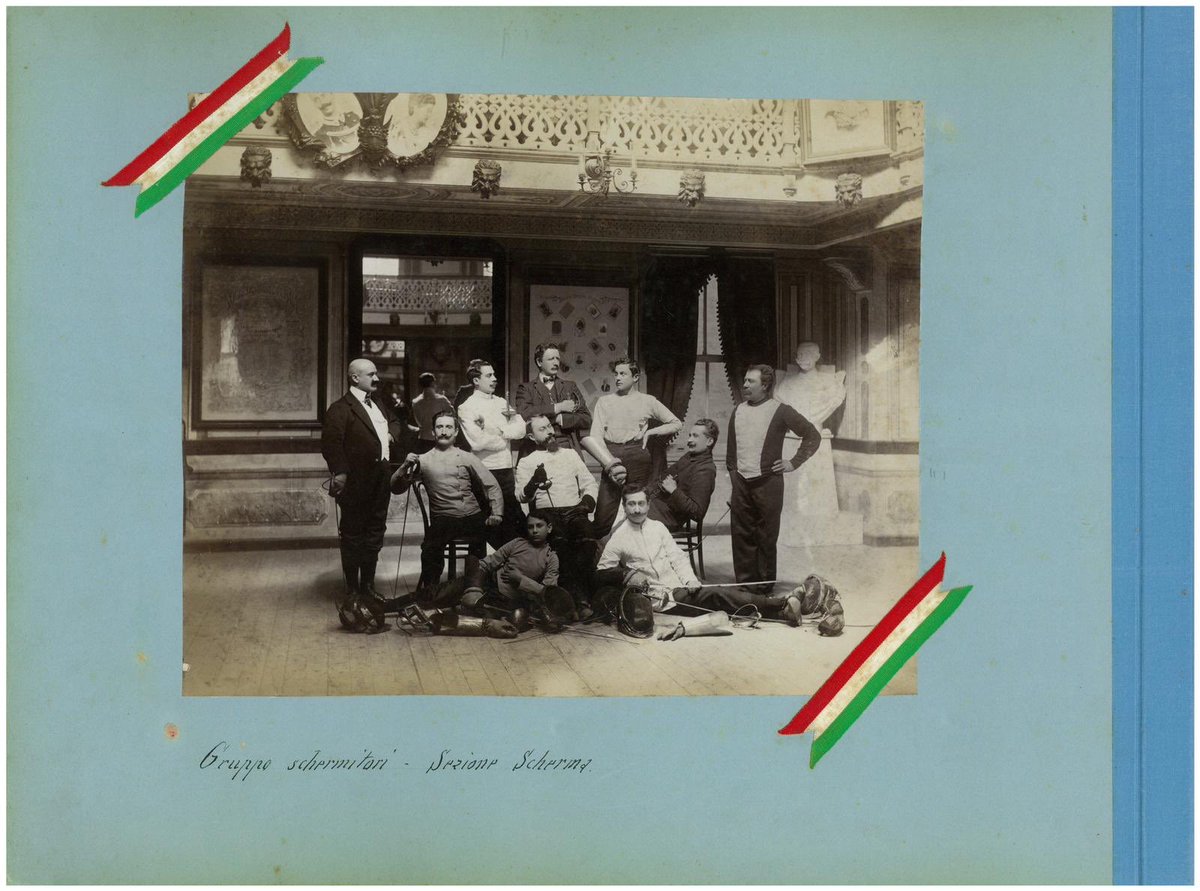 Beyoğlu’nda eskrim yapan beyler. Salon, Casa Garibaldi’de  @CasaGaribaldi Yine  @sedatbornovali nın dikkati ile bugünkü yerine oturtulan bir fotoğraf. Ayrıntılar gelecek...