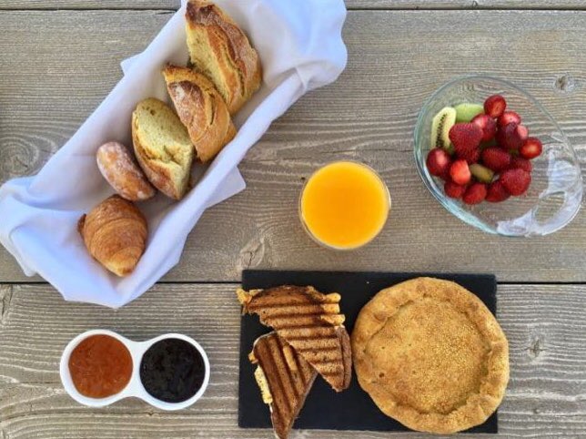 EnastronS's tweet photo. Start your day in a delectable way at Enastron suites!

#enastronsuites #Santorini #Greece https://t.co/tDptZfHzfz