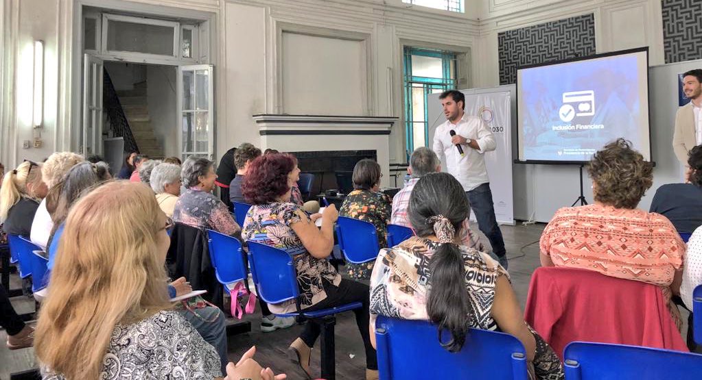 maxipaulin's tweet photo. Seguimos brindando herramientas para los más grandes. Hoy, junto a @elcabonacho y los adultos mayores de Paraná lanzamos #InclusionFinanciera para aprender a utilizar el cajero automático, homebanking y comprar por Internet https://t.co/ZbSvM2XRNt