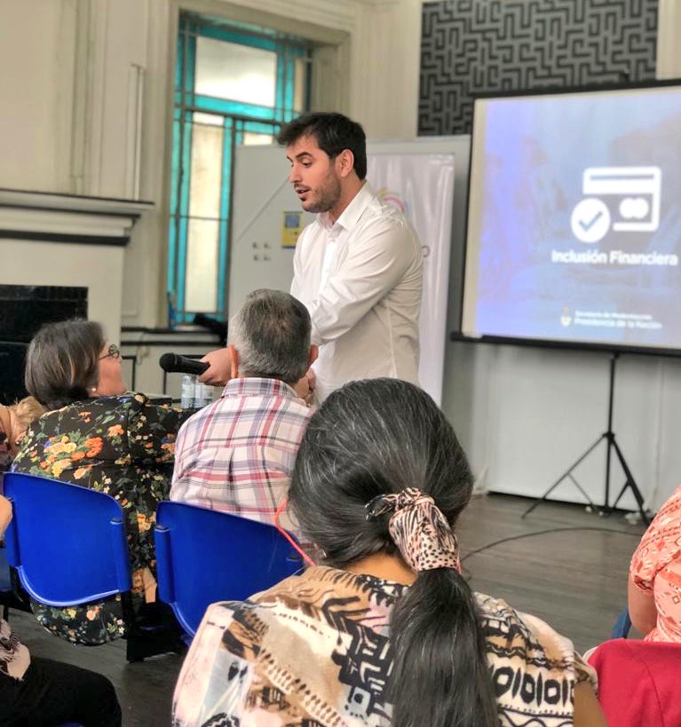maxipaulin's tweet photo. Seguimos brindando herramientas para los más grandes. Hoy, junto a @elcabonacho y los adultos mayores de Paraná lanzamos #InclusionFinanciera para aprender a utilizar el cajero automático, homebanking y comprar por Internet https://t.co/ZbSvM2XRNt