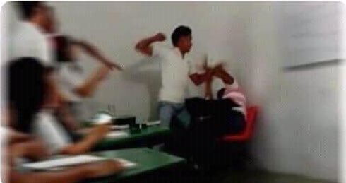 ElJeringasLoko's tweet photo. cuando el profe de historia dice que los dinosaurios no decían “cállese viejo lesbiano” https://t.co/FPdWQdSciv
