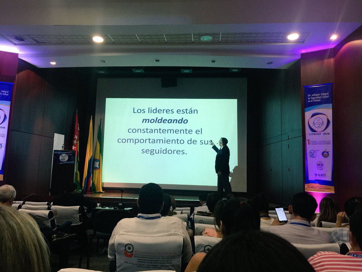 AsonapHSE's tweet photo. Los #lideres están moldeando constantemente de sus seguidores. #ChristopherStubenberg #CIPRISST2018 https://t.co/61dlH18AoX