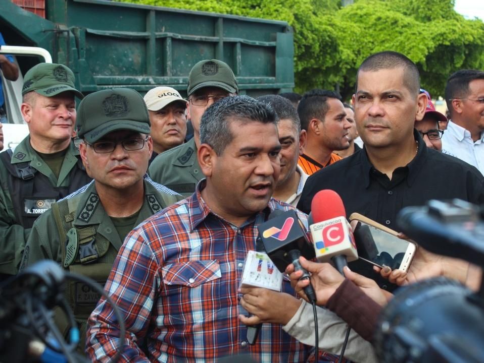 Coquivacoatv's tweet photo. #27desept @willy_casanova realizó declaraciones tras participar junto a @OmarPrietoGob en la intervención del mercado Las Pulgas, a fin de instaurar el orden en la ciudad."Venimos a gobernar en favor de las grandes mayorías, por eso vamos a poner orden en Las Pulgas'' expresó. https://t.co/1dGfhAyoII
